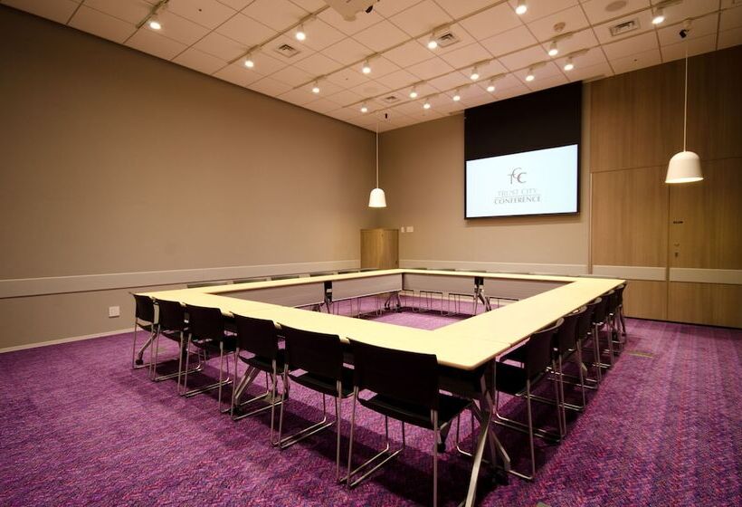 בית מלון כפרי Courtyard By Marriott Tokyo Station