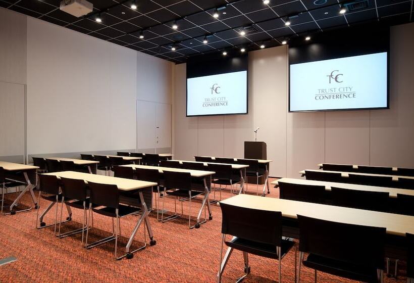 בית מלון כפרי Courtyard By Marriott Tokyo Station