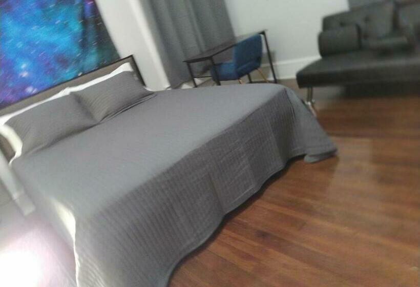 Общежитие One Queen Bed Suite With Full House Amenities Rm 2