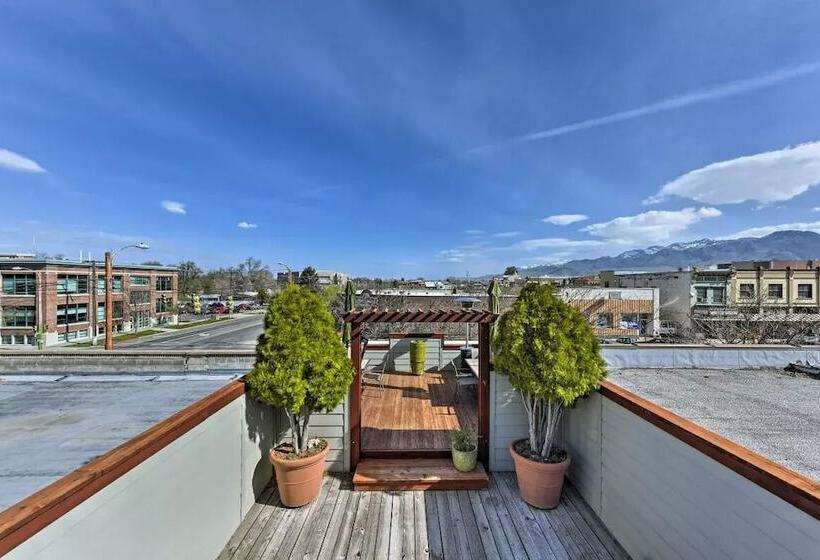 Отель The Loft On Center