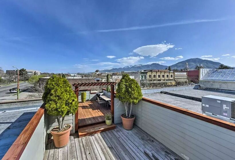 Отель The Loft On Center