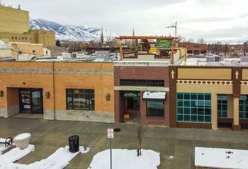 Отель The Loft On Center