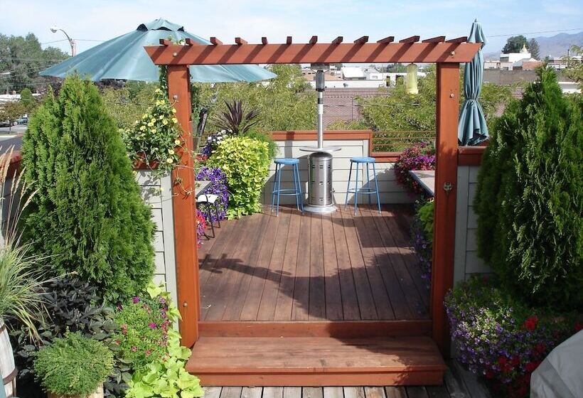 Отель The Loft On Center