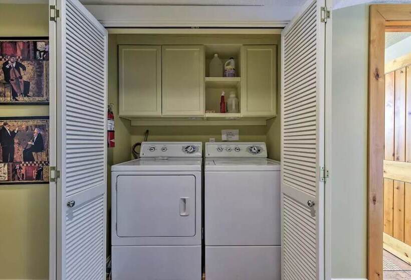 Отель The Loft On Center