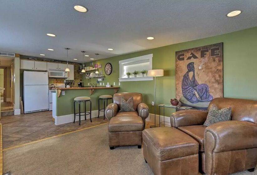 Отель The Loft On Center