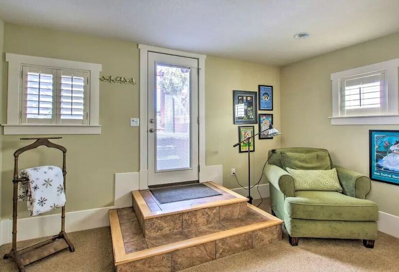 Отель The Loft On Center