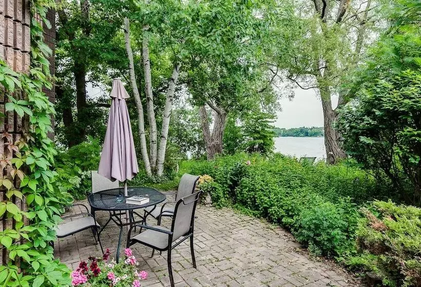 Hotelli 225 Lakeland Bed And Breakfast