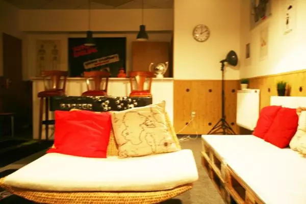 Szálló Freddie Next To Mercury