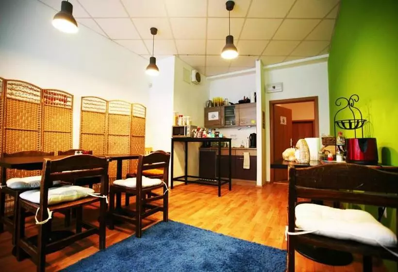 Szálló Freddie Next To Mercury