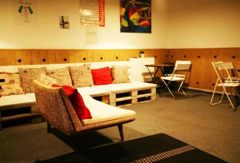 Szálló Freddie Next To Mercury