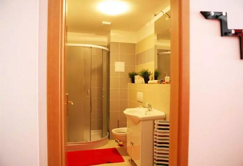 Szálló Freddie Next To Mercury