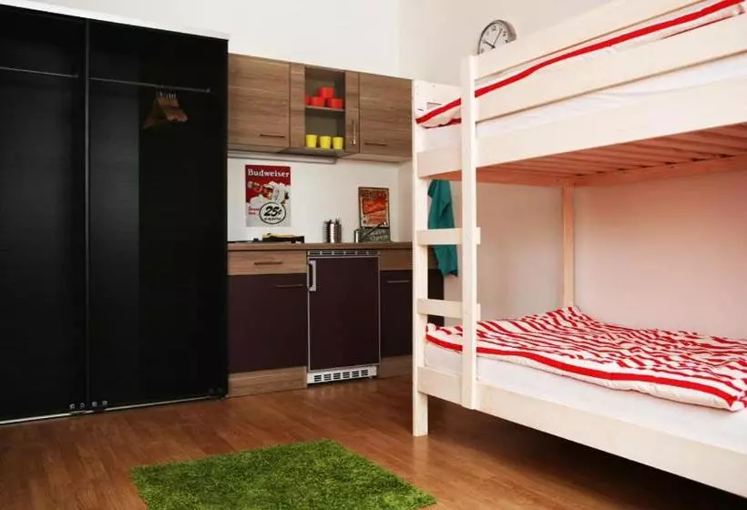 Szálló Freddie Next To Mercury