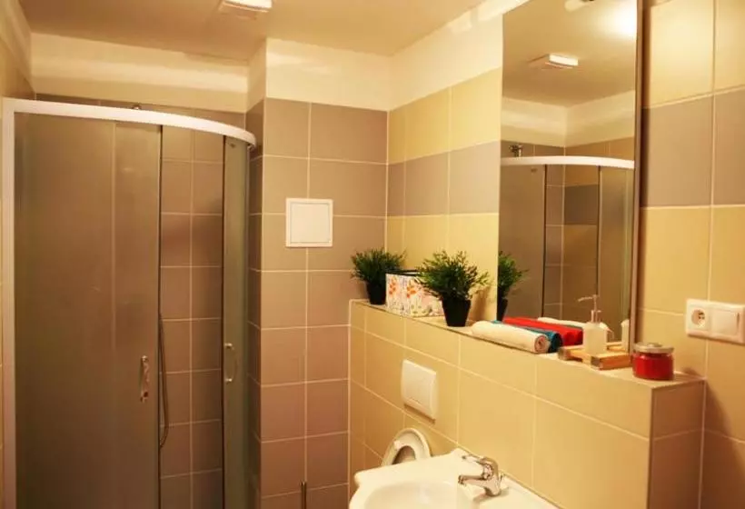 Szálló Freddie Next To Mercury