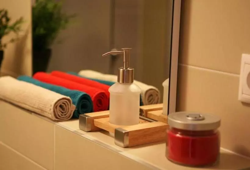 Szálló Freddie Next To Mercury