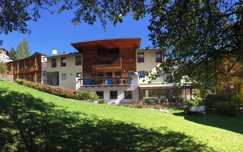 ホテル Garni Enrosadira