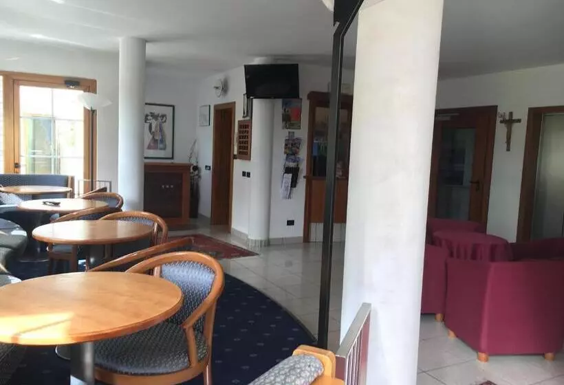 ホテル Garni Enrosadira