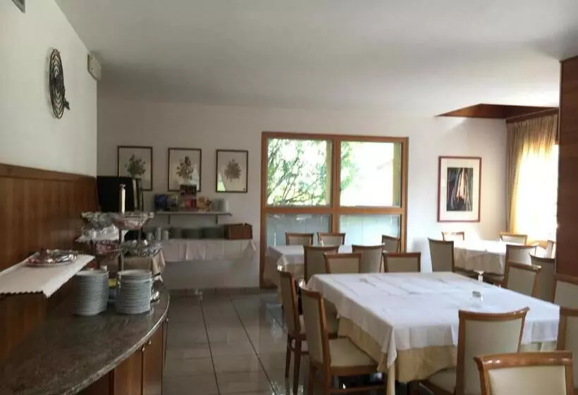 ホテル Garni Enrosadira