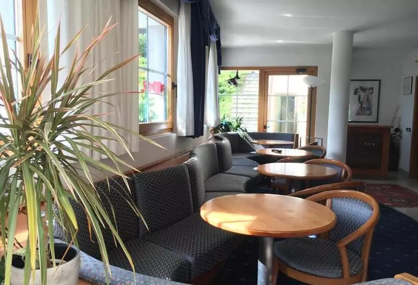 ホテル Garni Enrosadira