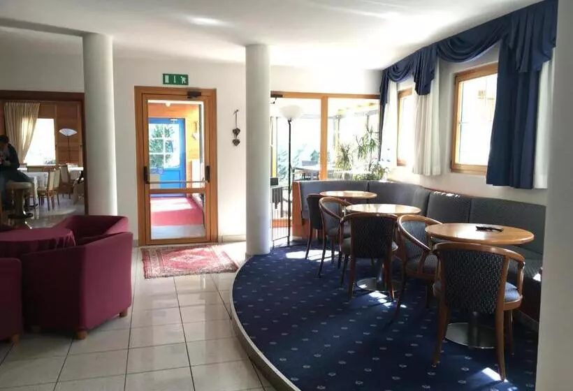 ホテル Garni Enrosadira