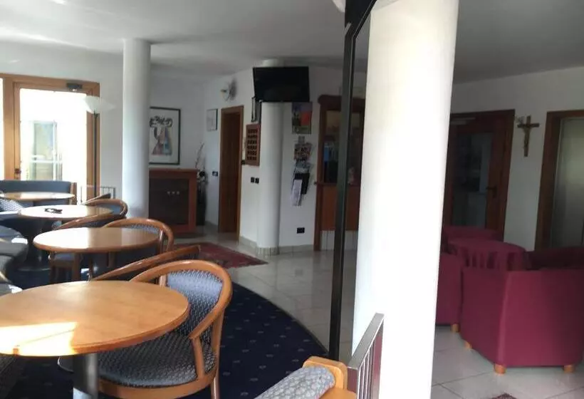 호텔 Garni Enrosadira