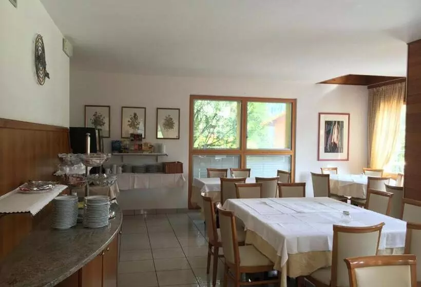 ホテル Garni Enrosadira