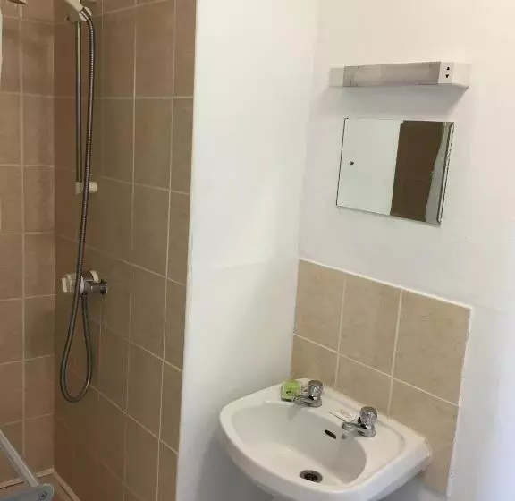 هتل OYO Wave Crest