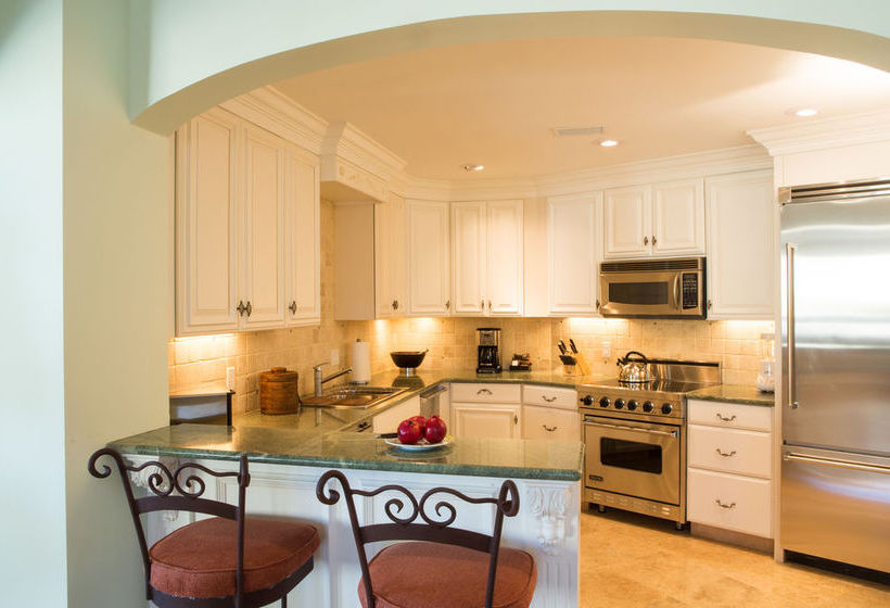 هتل The Somerset On Grace Bay