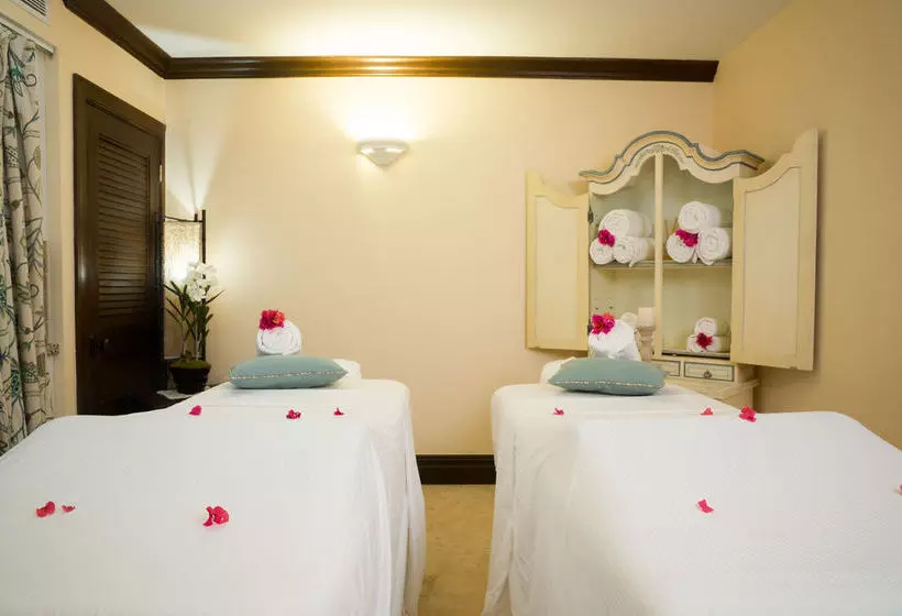 هتل The Somerset On Grace Bay