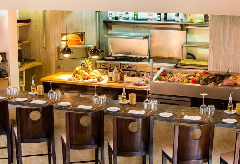 هتل The Somerset On Grace Bay