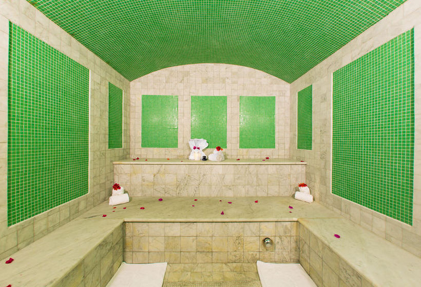 هتل The Somerset On Grace Bay