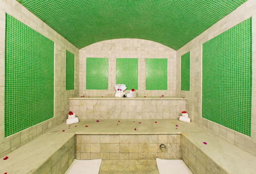 هتل The Somerset On Grace Bay