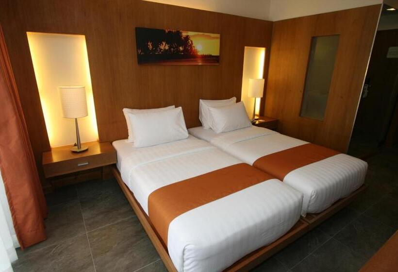 Отель Crown Regency Beach Resort