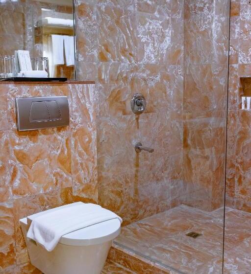 Отель Crown Regency Beach Resort