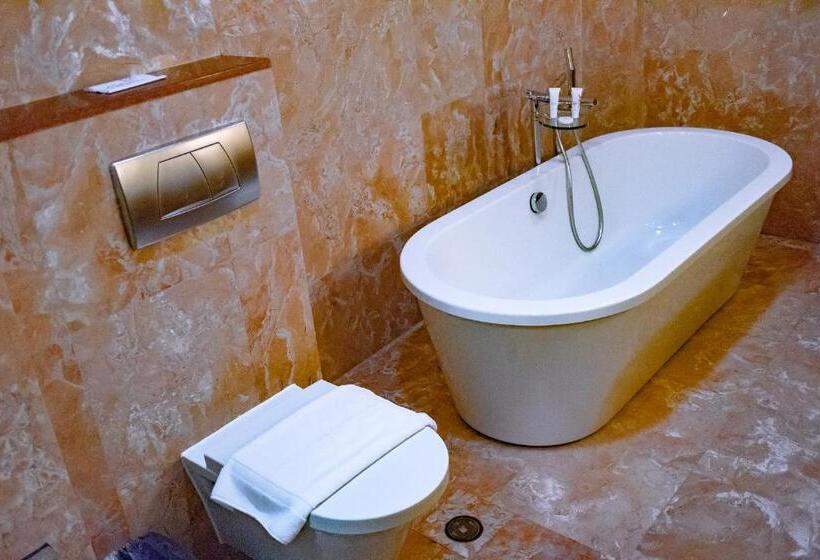 Отель Crown Regency Beach Resort