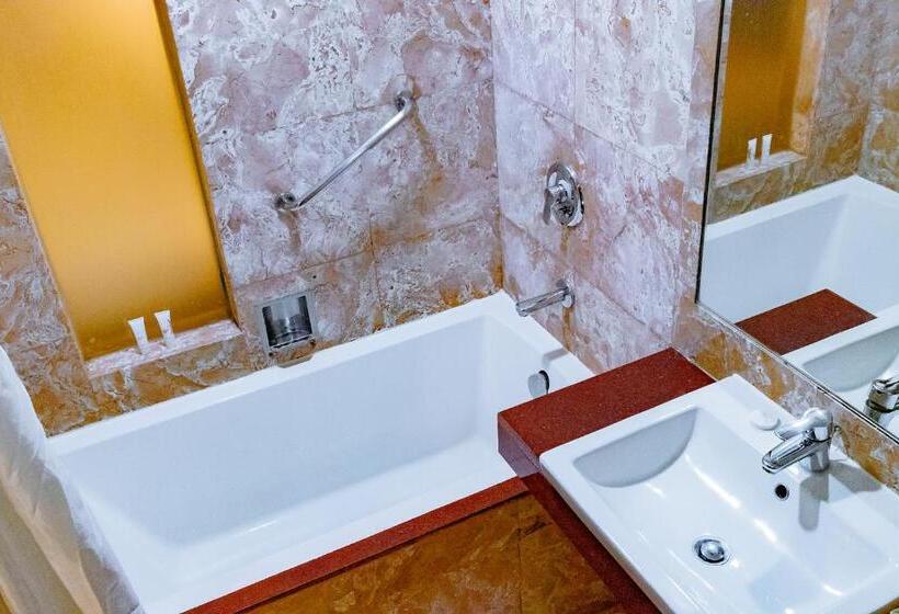 Отель Crown Regency Beach Resort