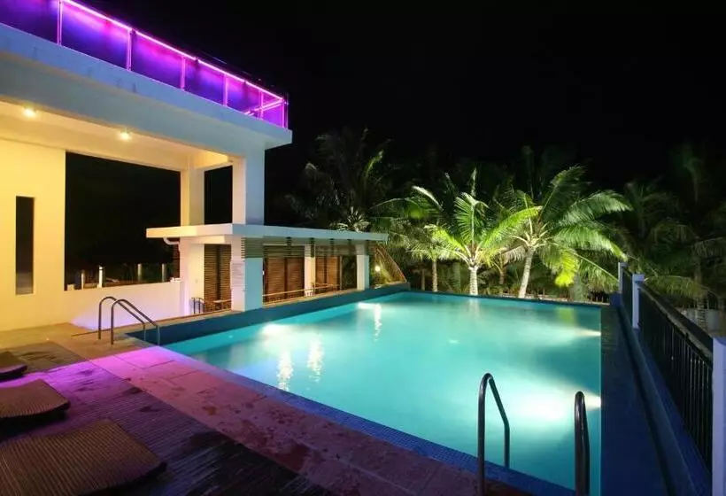 Отель Crown Regency Beach Resort