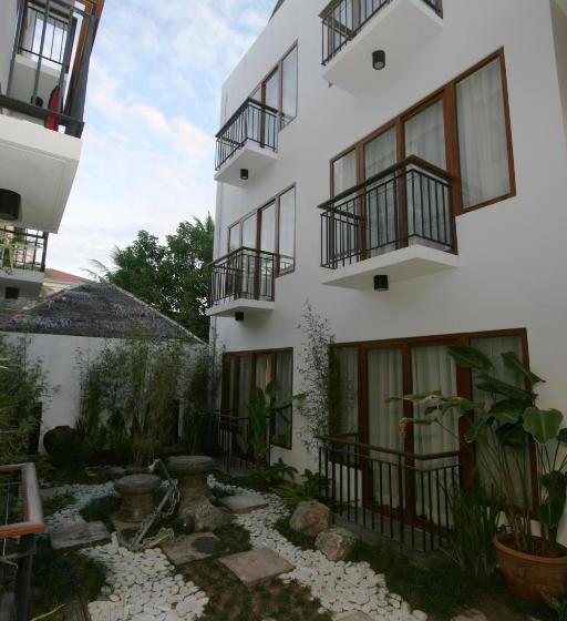 Отель Crown Regency Beach Resort