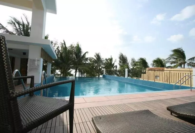 Отель Crown Regency Beach Resort