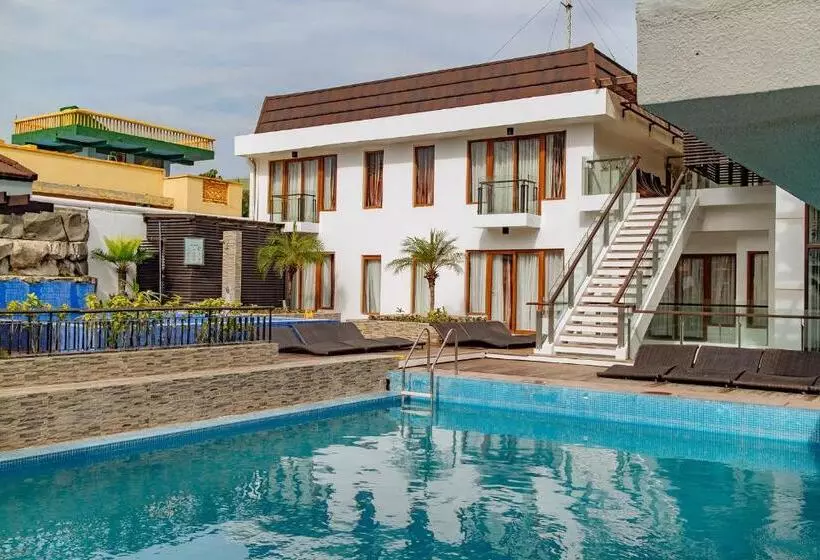 Отель Crown Regency Beach Resort