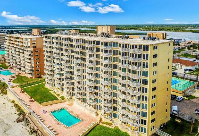 Отель Top Floor At The Shores