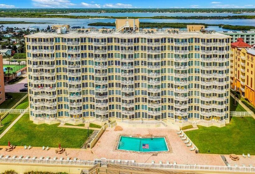 Отель Top Floor At The Shores