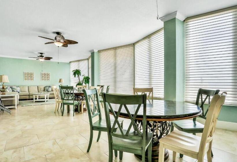 Отель Top Floor At The Shores