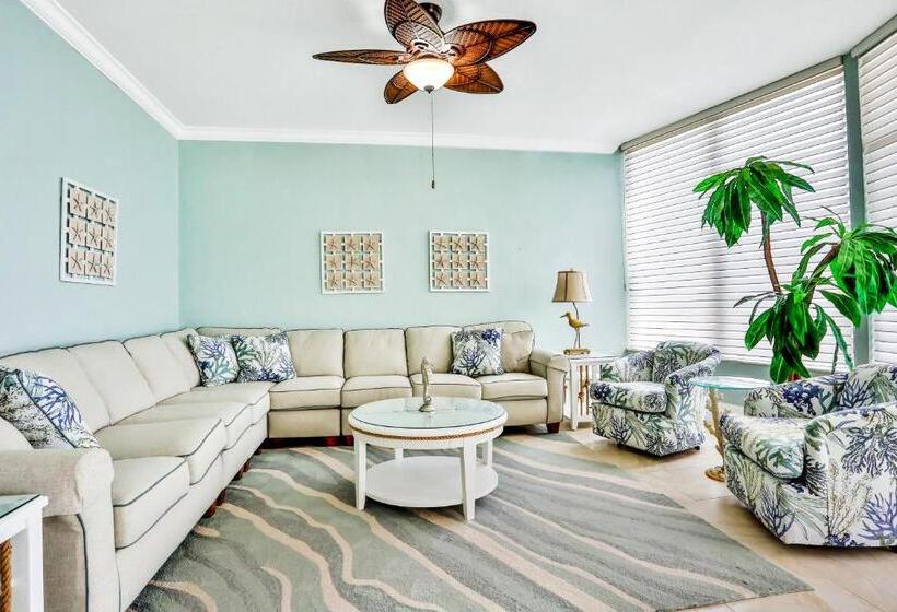 Отель Top Floor At The Shores