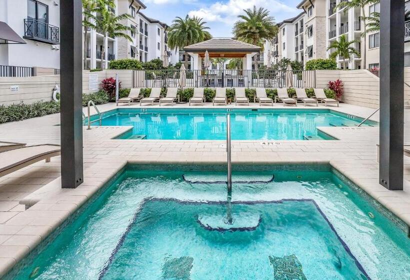 فندق Naples Square Paradise