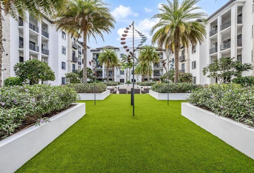 فندق Naples Square Paradise