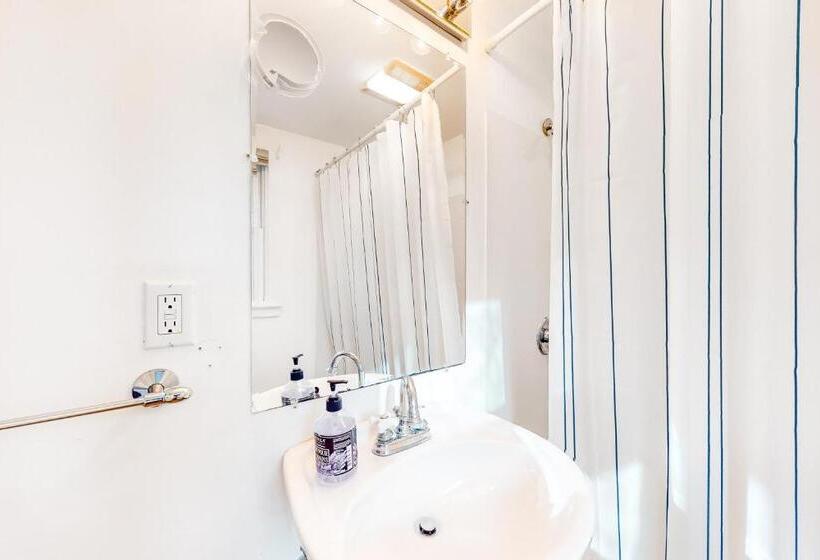 هتل A Room With A View