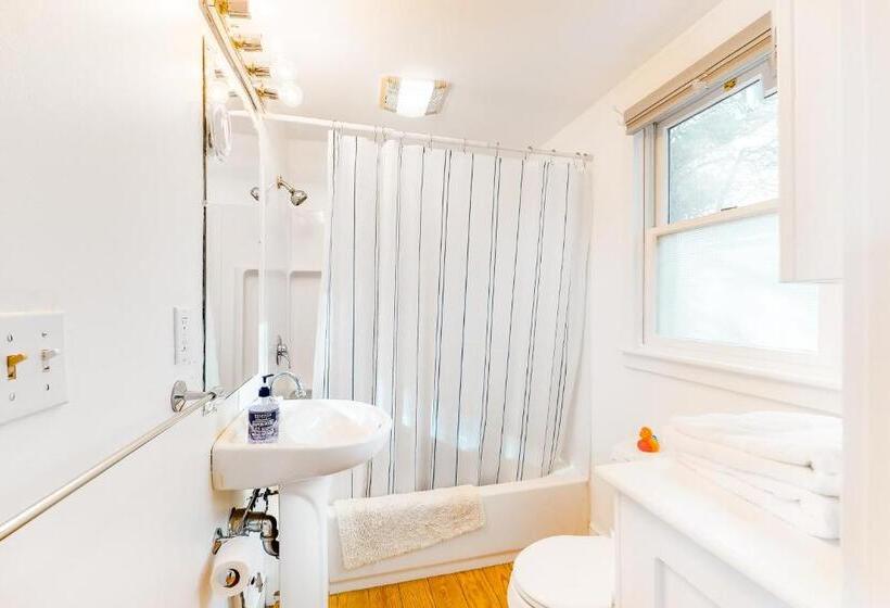 هتل A Room With A View