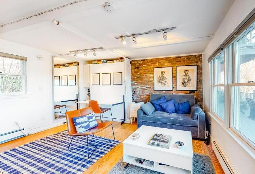 هتل A Room With A View