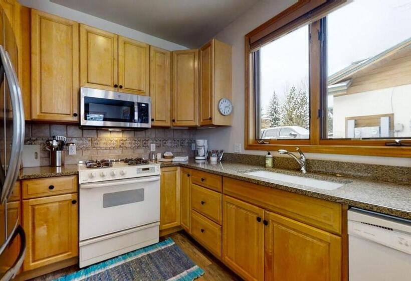 فندق Evergreens 03