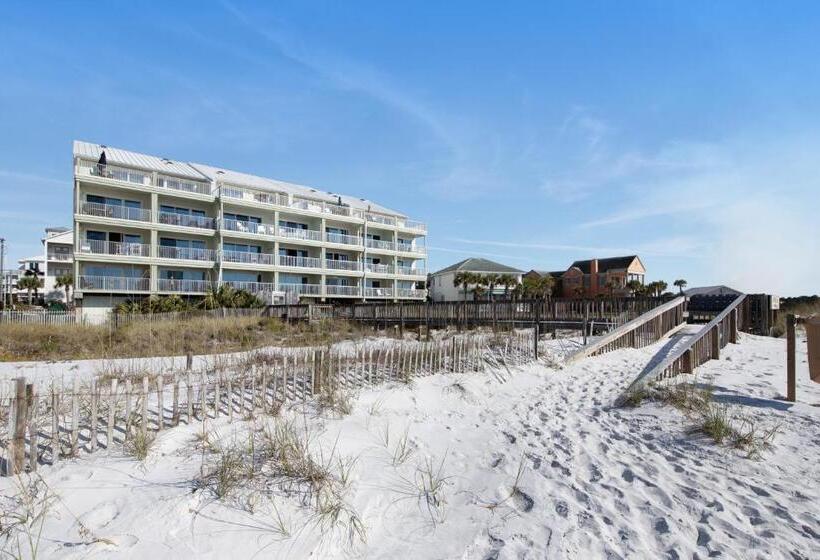 Отель Commodore S Retreat 107